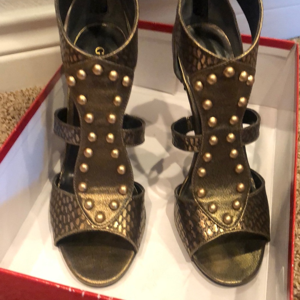 Gorgeous golden GUESS peep toed heels